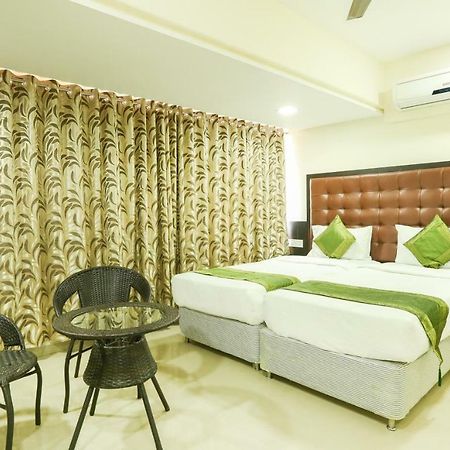 Treebo Trend Aviva Suites Bombay Exterior foto